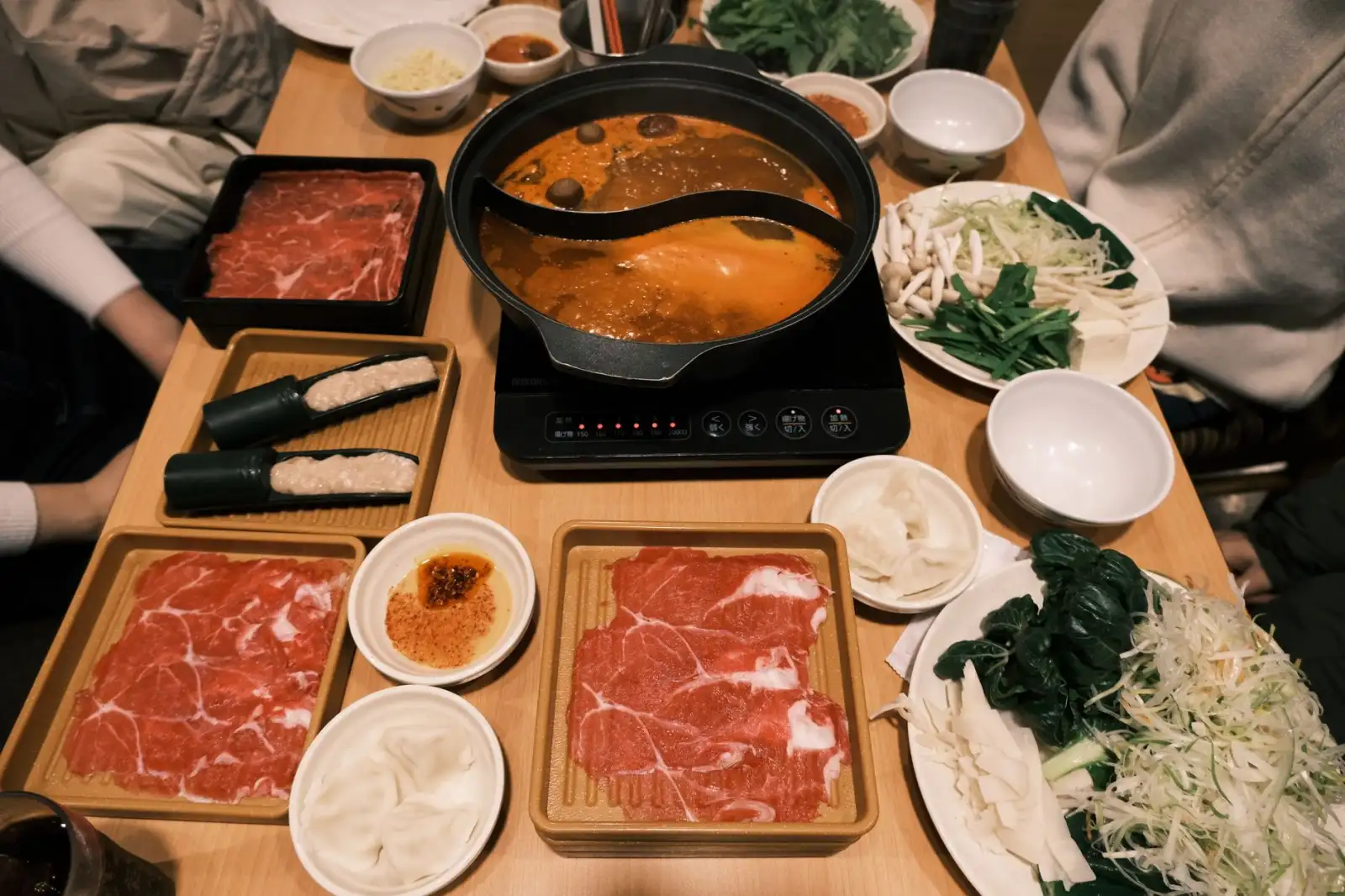 餐饮菜单设计工艺升级：从材质选择到印刷成品的全流程管控
